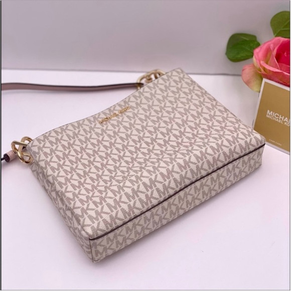 New Michael Kors Trisha Medium Logo
Crossbody Bag - Picture 6 of 15
